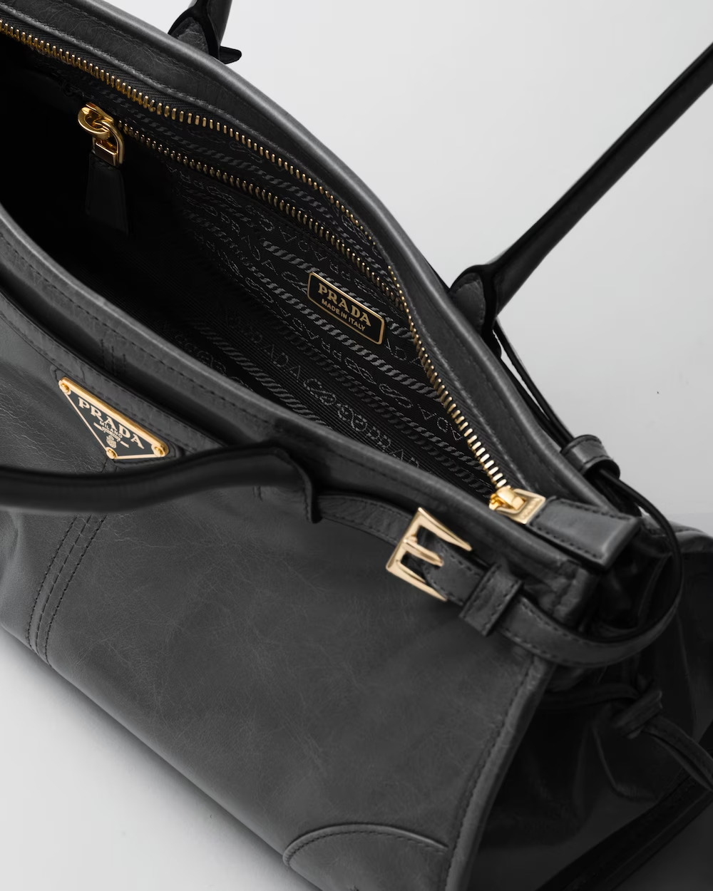 Medium leather handbag